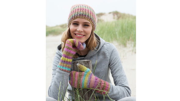 Strickmütze und Handschuhe in Regenbodenfarben