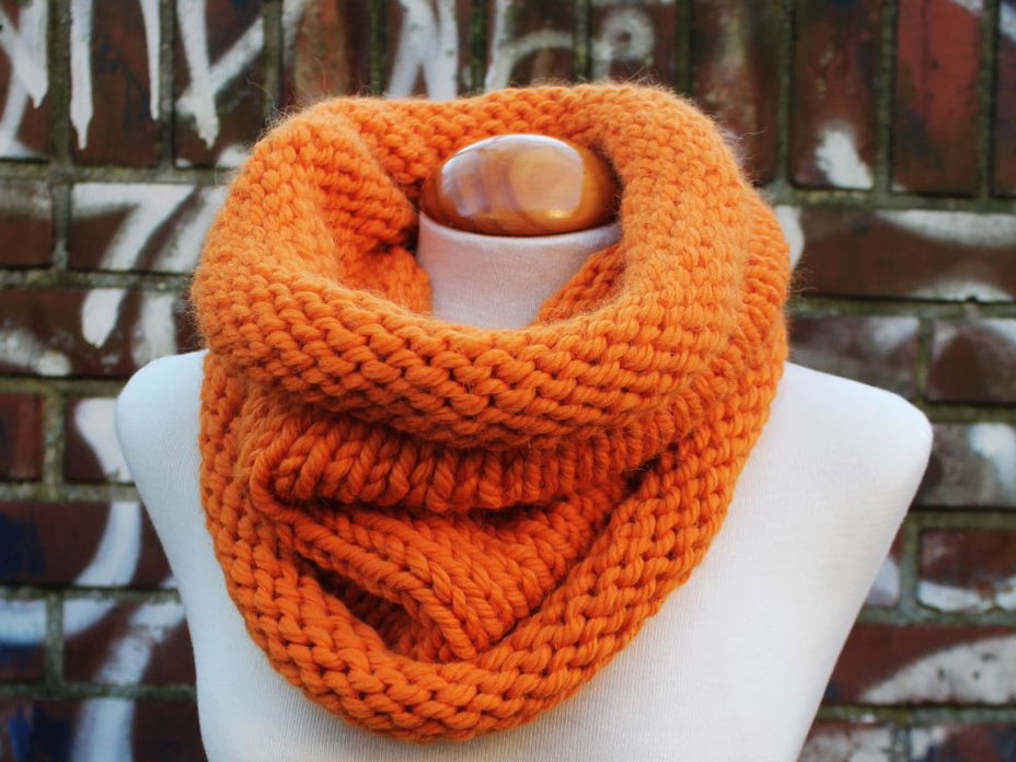 Strickanleitungn orangefarbener Loop-Schal - Diese Anleitung zeigt Ihnen, wie Sie aus dicker Merino-Alpakawolle einen kuscheligen Loop-schal stricken