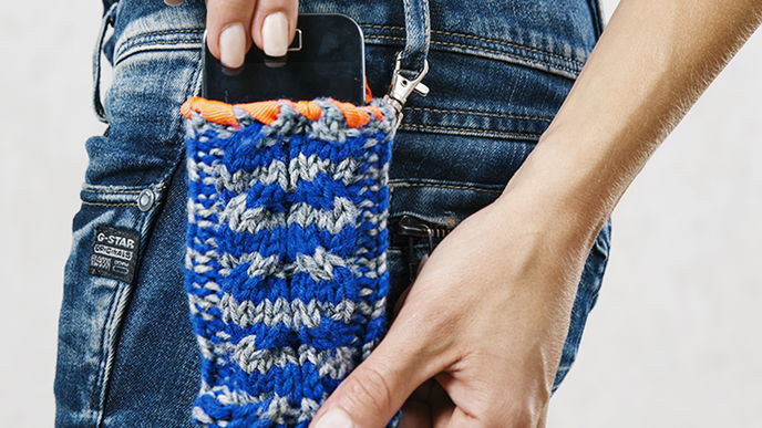 Smartphone-Tasche im Zopfmuster