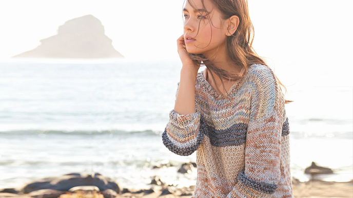 Wunderschöner Strickpulli im Muster- und Materialmix zum Selberstricken