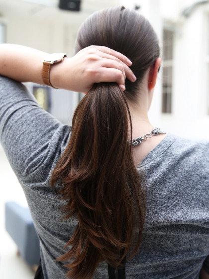Haare werden im Nacken zusammen gefasst