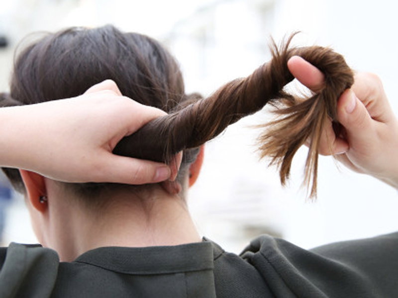 Haare zum Zopf zwirbeln