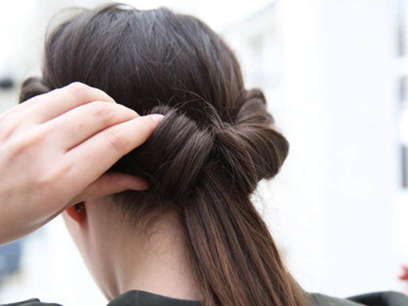 Durch das Loch gesteckte Haare