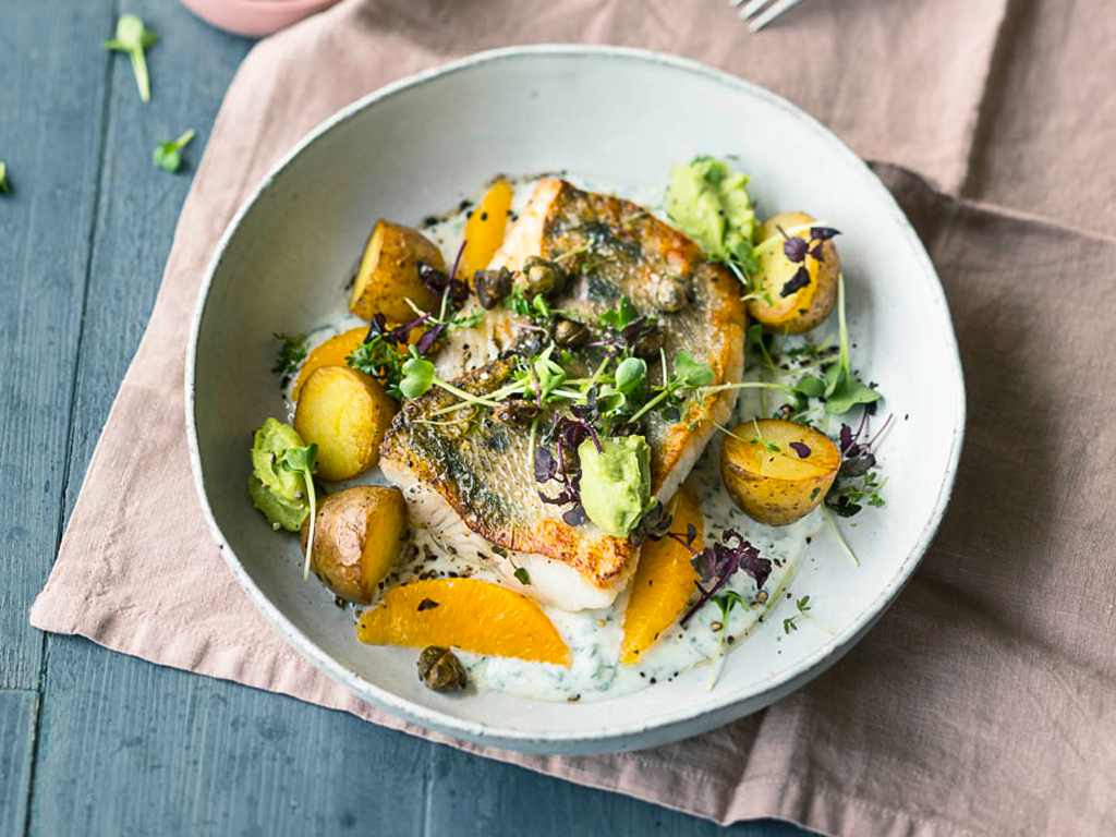 Fischfilet mit Avocado und Kräuterjoghurt