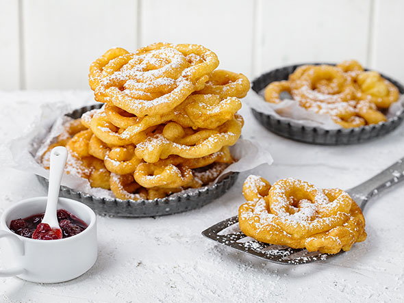 Südtiroler Strauben mit Preiselbeeren - köstliches Schmalzgebäck