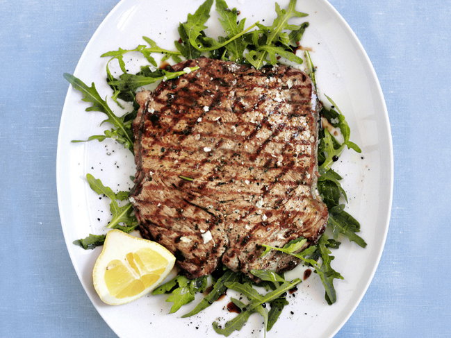 Tagliata vom Rind auf Rucola- das Rezept der Sterneköchin Cornelia Poletto finden Sie bei uns