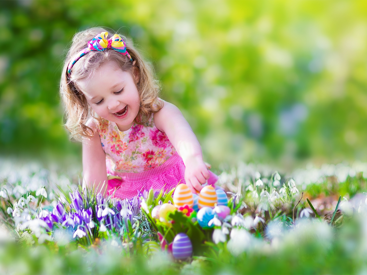 Ein kleines Mädchen freut sich über Ostern