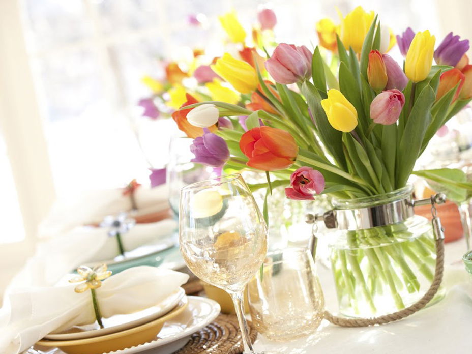 Tischdeko mit frischen Blumen zum Muttertag
