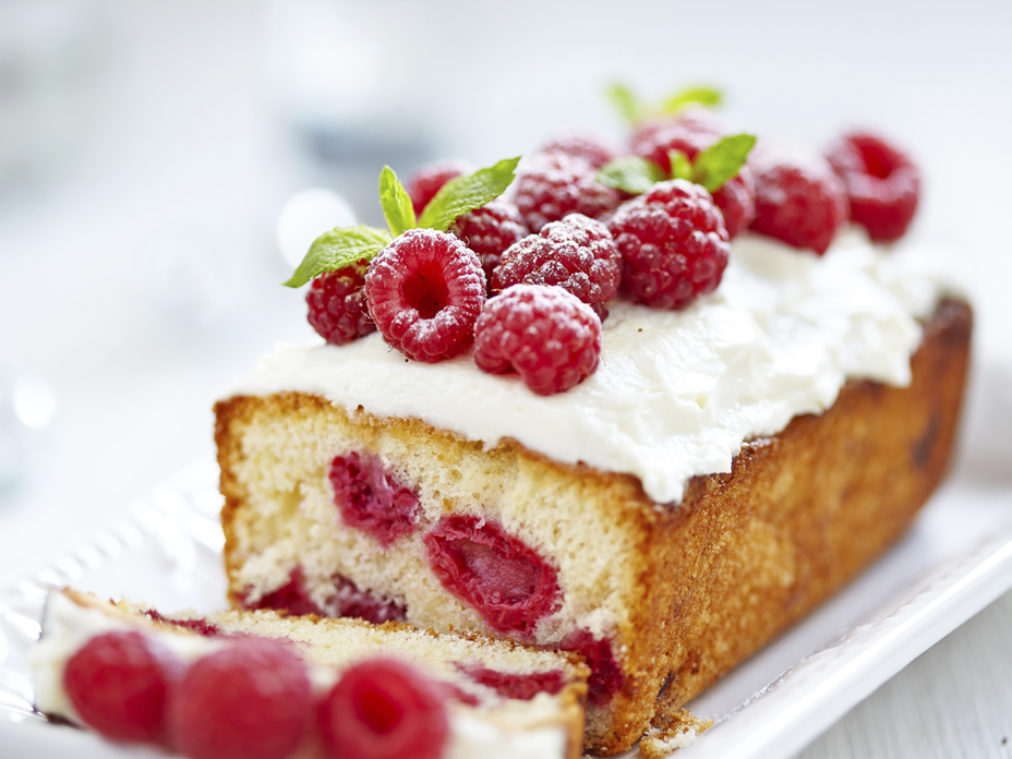 Leckerer Himbeerkuchen - Dekoriert mit frischen Himbeeren und eine frischen Creme
