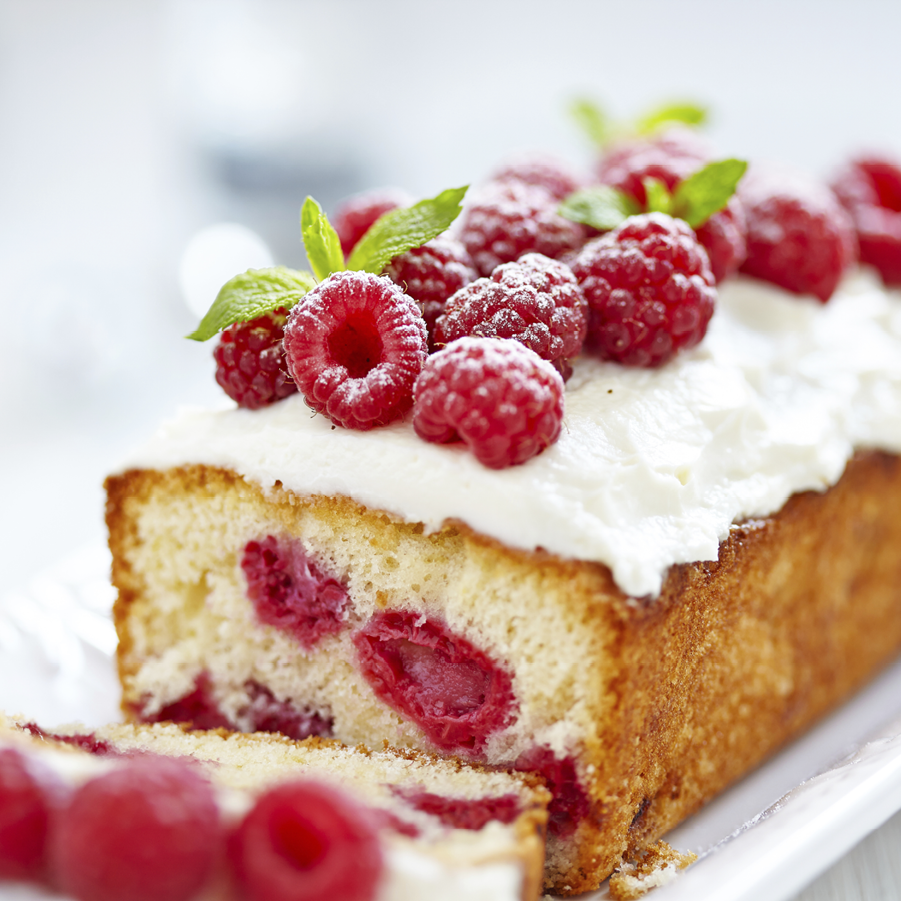 Leckerer Himbeerkuchen - Dekoriert mit frischen Himbeeren und eine frischen Creme