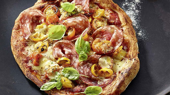 Herzhafte Tomaten-Salami-Pizza