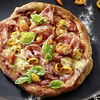 Herzhafte Tomaten-Salami-Pizza