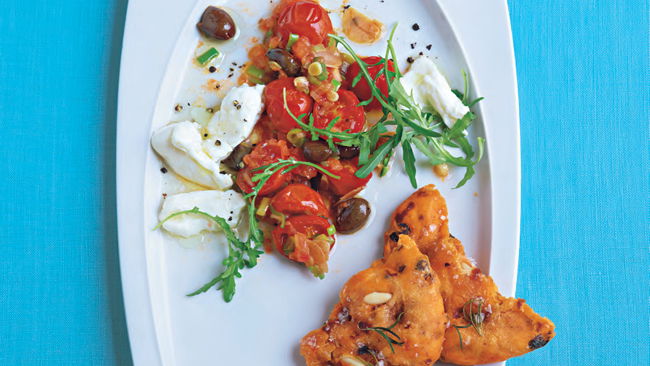 Tomaten-Oliven-Ragout mit Burrata und Tomaten-Focaccia