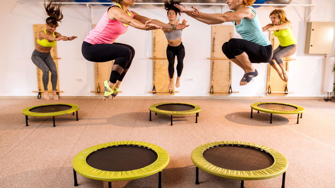 Auf das Trampolin, fertig, los!
