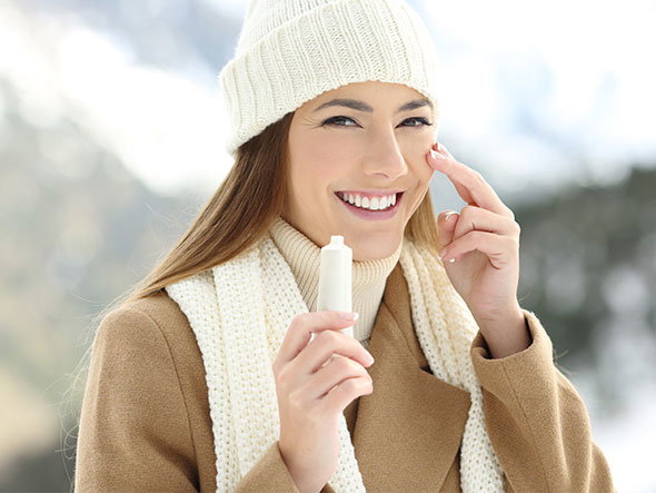 Frau im Winter - trockene Gesichtshaut