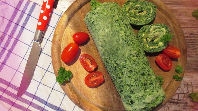 Spinat-Rolle mit Avocado-Frischkäse-Füllung 