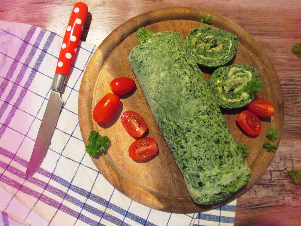 Spinat-Rolle mit Avocado-Frischkäse-Füllung