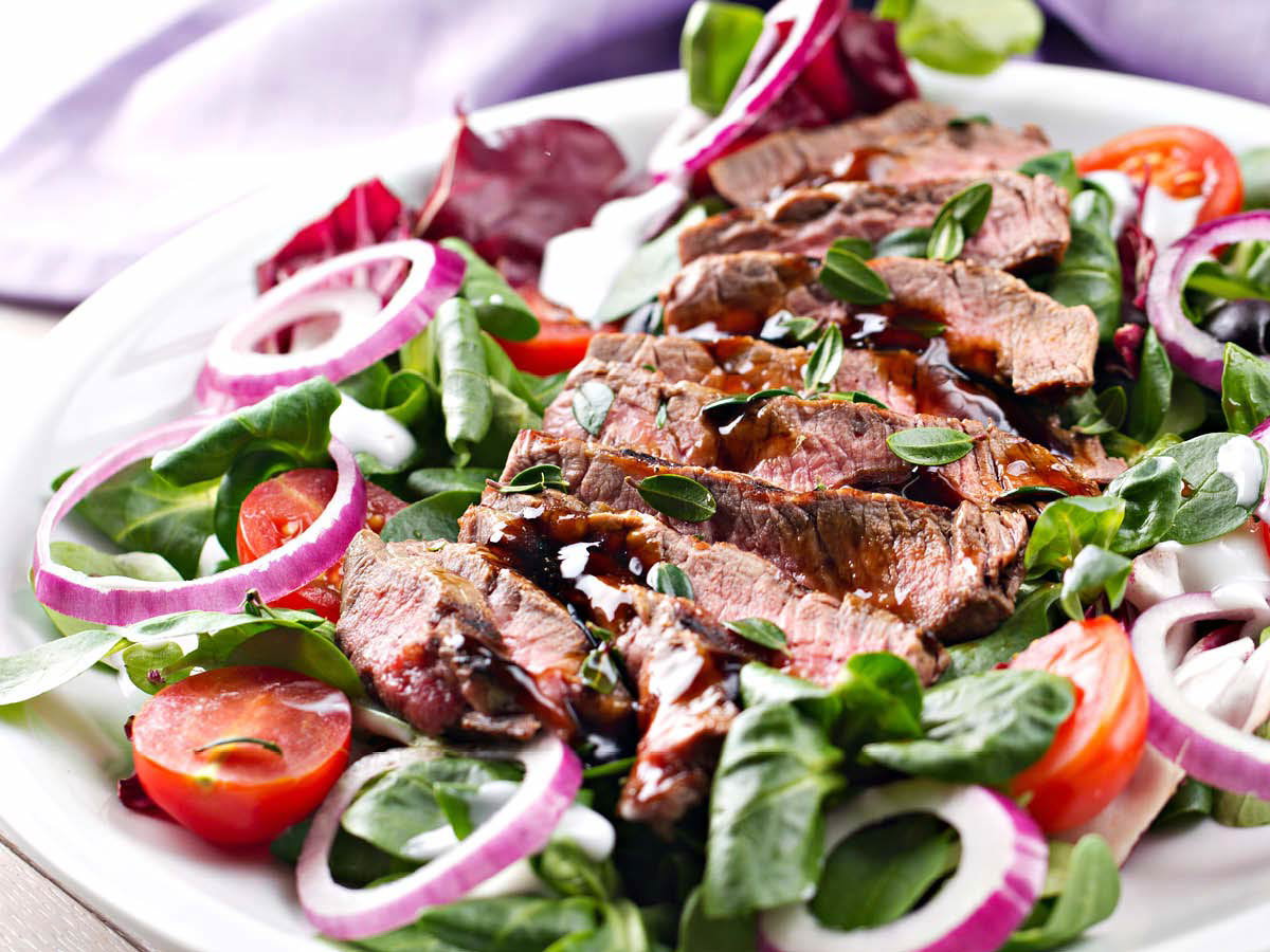 Leckerer griechischer Salat mit Fleisch und Feta