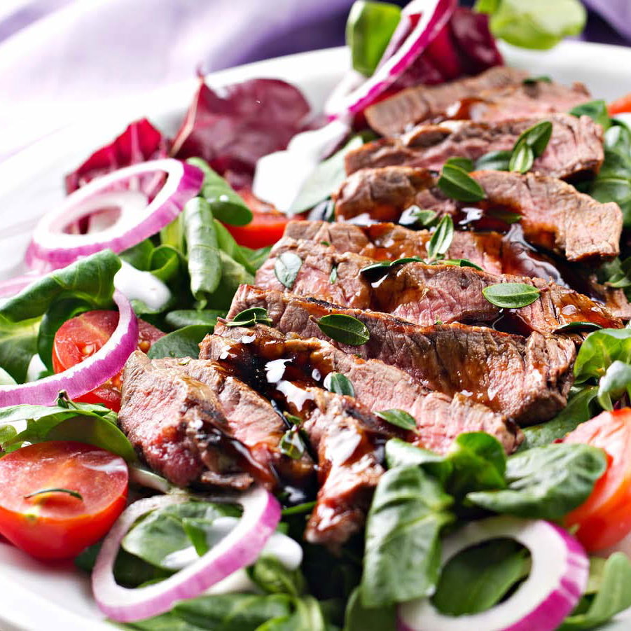 Leckerer griechischer Salat mit Fleisch und Feta