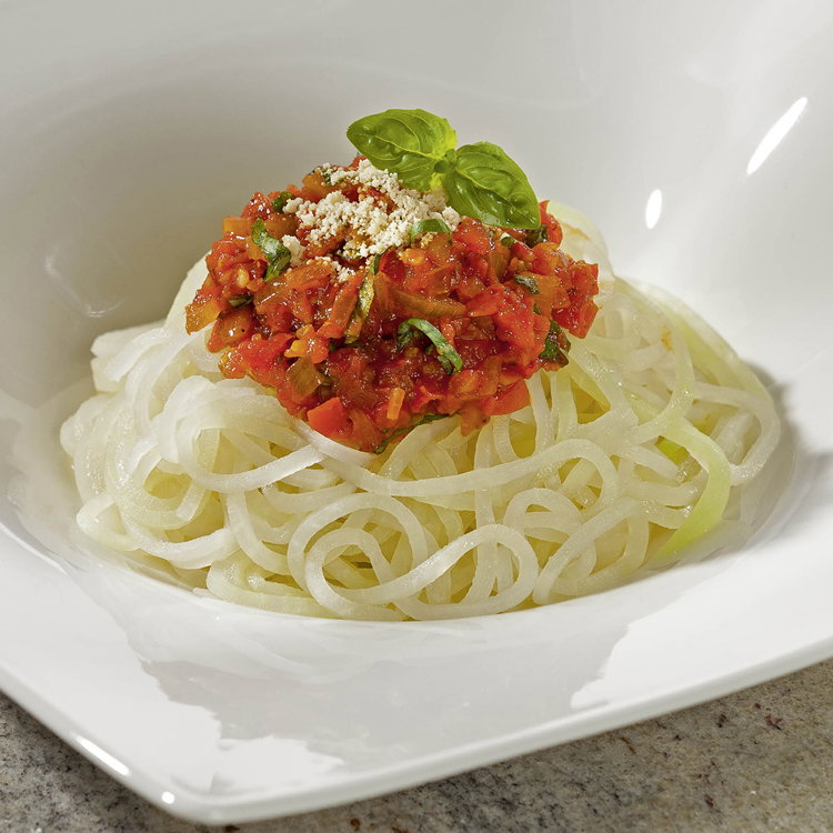Kohlrabispaghetti mit Tomaten-Basilikum-Sosse