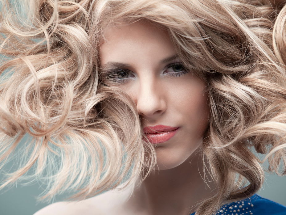 Blonde Frau mit voluminösem Haar - Mit Volumenpuder zu voluminösem Haar ganz einfach