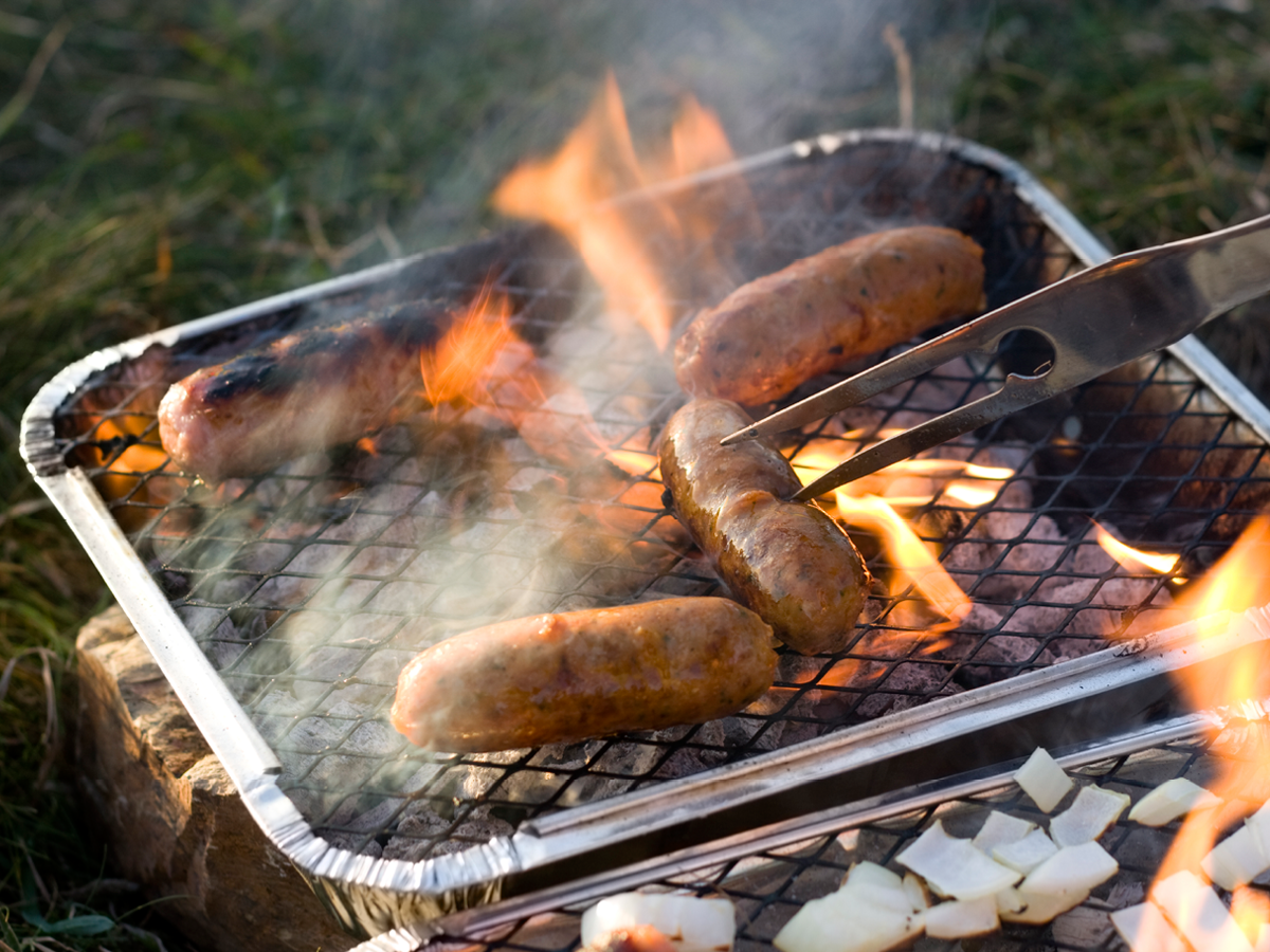 Würstchen auf dem Einweggrill