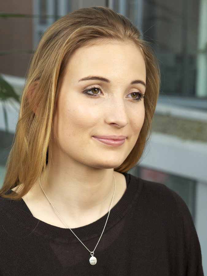 Frau mit langen Haaren