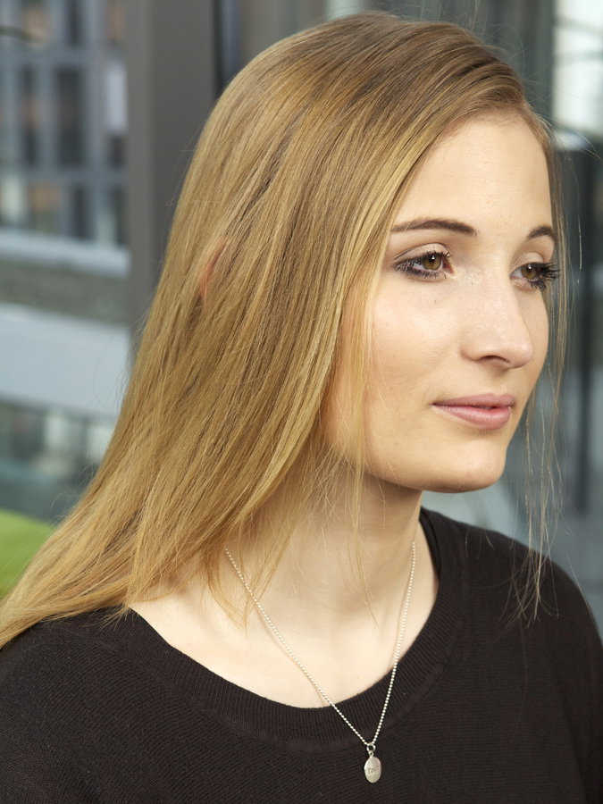 Frau mit langen Haaren und Seitenscheitel