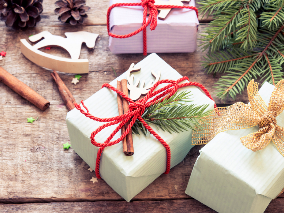 Weihnachtliche Geschenkanhänger können Sie ganz leicht selber machen