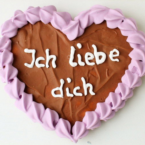 Ein selbstgemachtes Lebkuchenherz eignet sich besonders gut als Geschenk für den Valentinstag