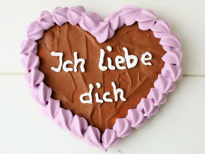 Ein selbstgemachtes Lebkuchenherz eignet sich besonders gut als Geschenk für den Valentinstag