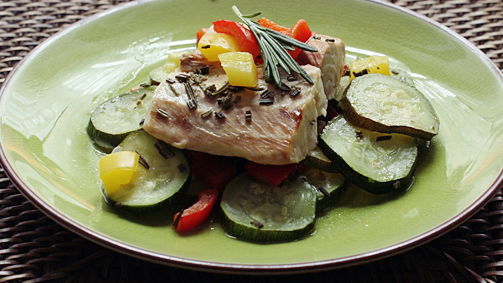 Wildlachs auf buntem Gemüsebett