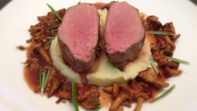 Wildschweinrücken auf Kartoffel-Pastinaken-Püree mit Pfifferlinge und Preiselbeersoße