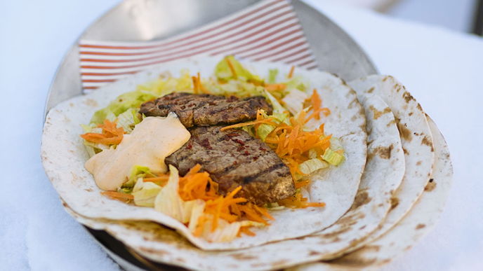 Steakwrap mit Möhreneisbergsalat
