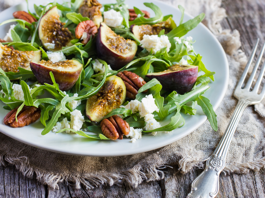 Würziger Salat garniert mit Feigen