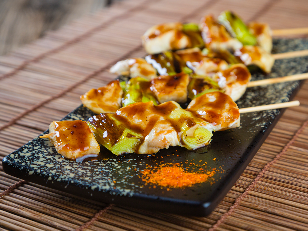 angerichtete Yakitori Fleischspieße