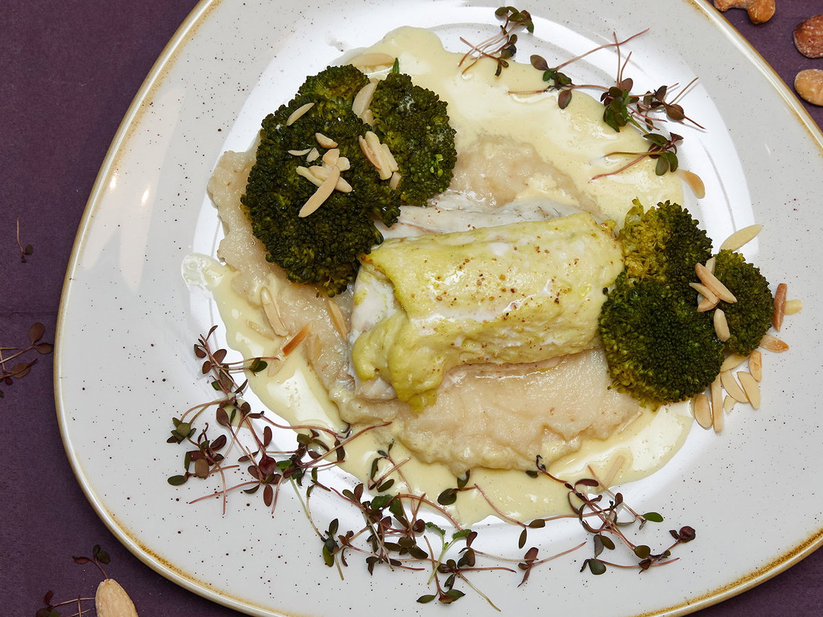 Hauptgang: Mit viel Liebe zubereitet und ein gesundes Dinner, das den Sinnen schmeichelt: soufflierter Zander auf Selleriestampf, garniert mit knackigem Mandelbrokkoli und Safranschaum.