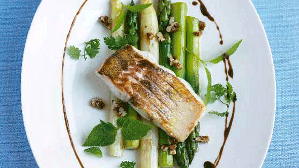 Zanderfilet mit zweierlei Spargel