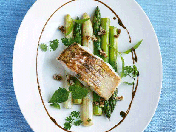 Gebratenes Zanderfilet mit zweierlei Spargel