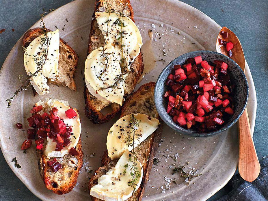 Ziegenkäserolle mit Rote-Bete-Apfel-Tatar auf Nussbrot mit Honig und Thynian