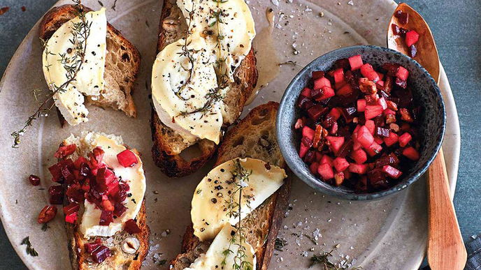 Ziegenkäserolle mit Rote-Bete-Apfel-Tatar auf Nussbrot 