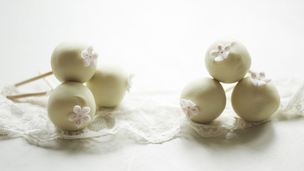Zitronen Cake-Pops mit weißer Schokolade