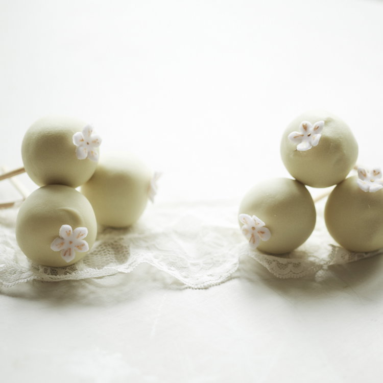 Zitronen Cakepops in weißer Schokolade