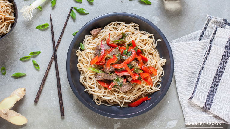 Zitronengras-Teriyaki-Rindfleisch mit Paprika und gebratenen Nudeln