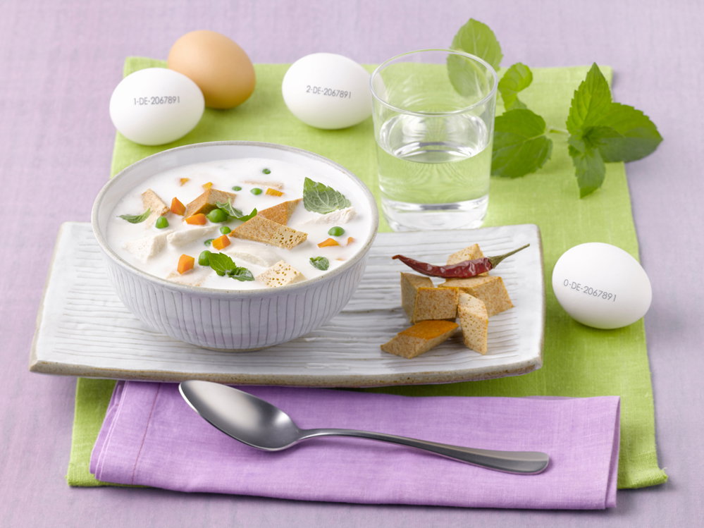 Zitronengrassuppe mit Chili-Eierstich