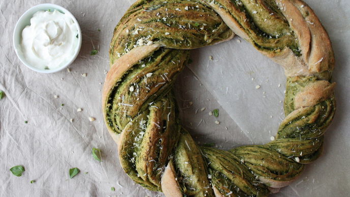 Pesto-Brotkranz mit Frischkäse-Joghurt 