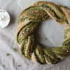Pesto-Brotkranz mit Frischkäse-Joghurt