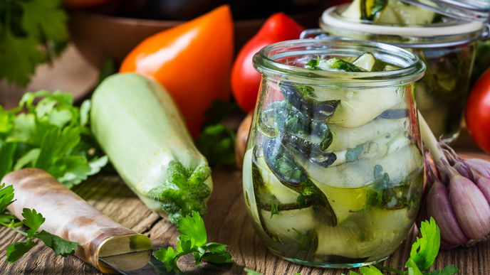 Zucchini richtig einlegen: Anleitung und Rezept