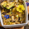 Zucchini-Kräuterseitling-Frittata mit Blüten