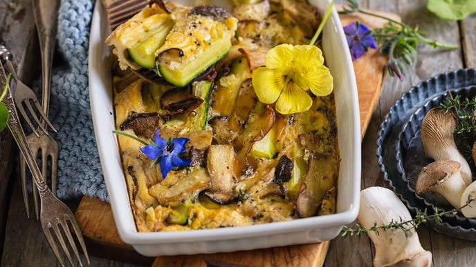 Zucchini-Kräuterseitling-Frittata mit Blüten